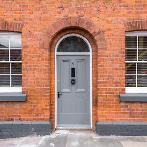 https://grade-ii-listed-corner-townhouse-in-the-city-centre.hotelsin-chester.com