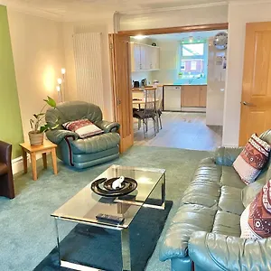 https://spacious-four-bed-home-with-parking-bournemouth.bournemouth-hotels.org