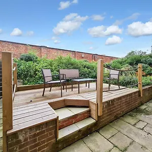 https://stunning-fully-renovated-2-bedroom-regency-garden.tophotelsbath.com